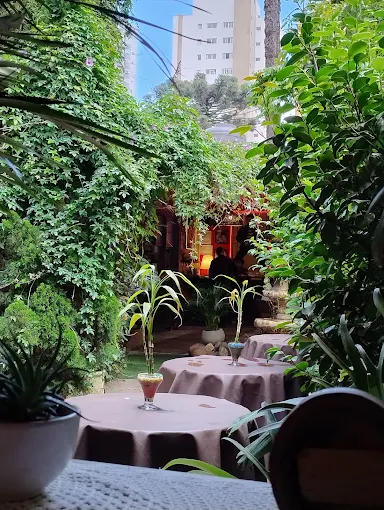 Fachada e jardim do Escondidinho da Sete